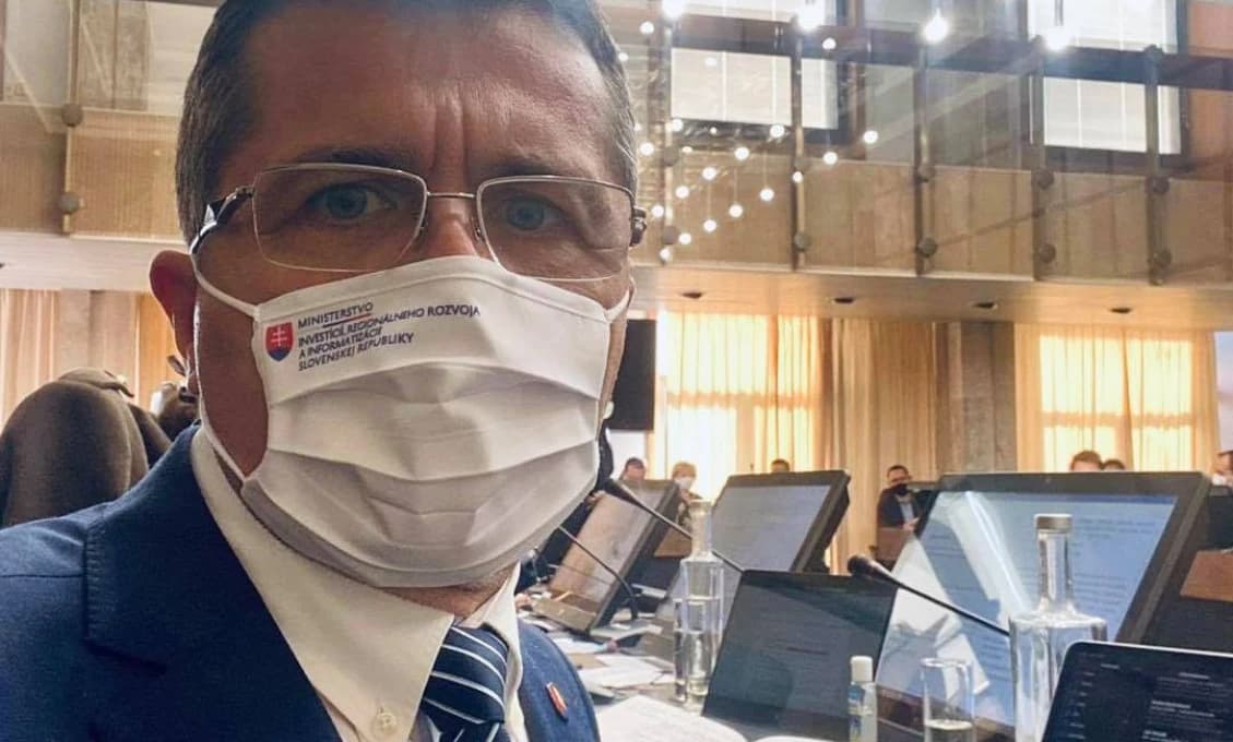 V Alpách sa zrútilo lietadlo, hlásia troch mŕtvych