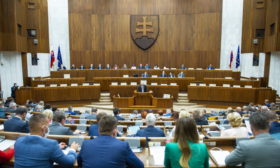 Poslanci pokračujú v diskusii o zohľadňovaní očkovania pri opatreniach
