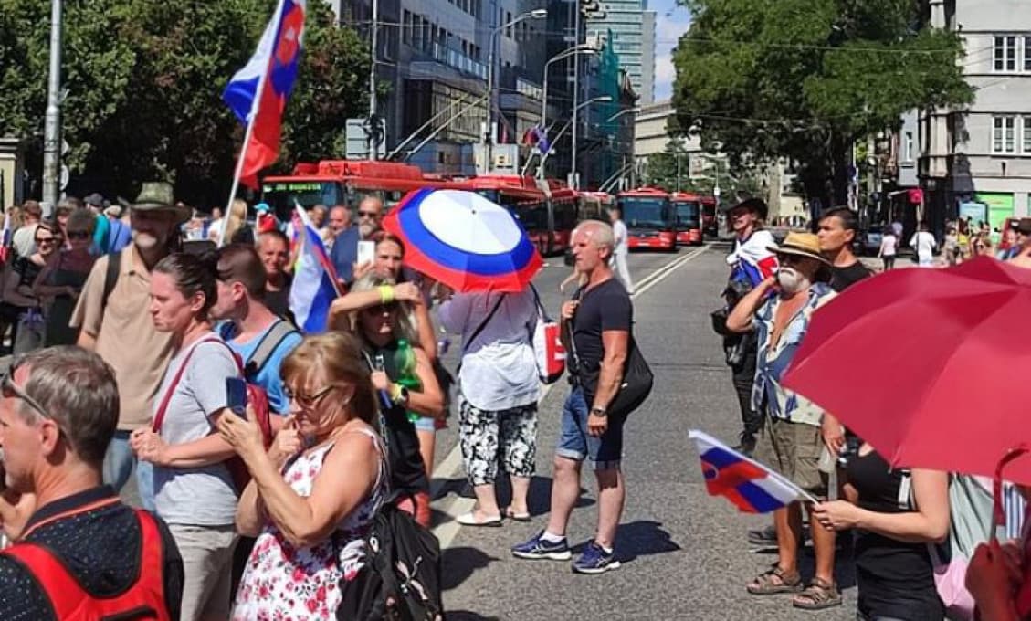 Harabin na protest šiel a vôbec mu neprekáža apolitická myšlienka, ľudia mu tlieskali (VIDEO)
