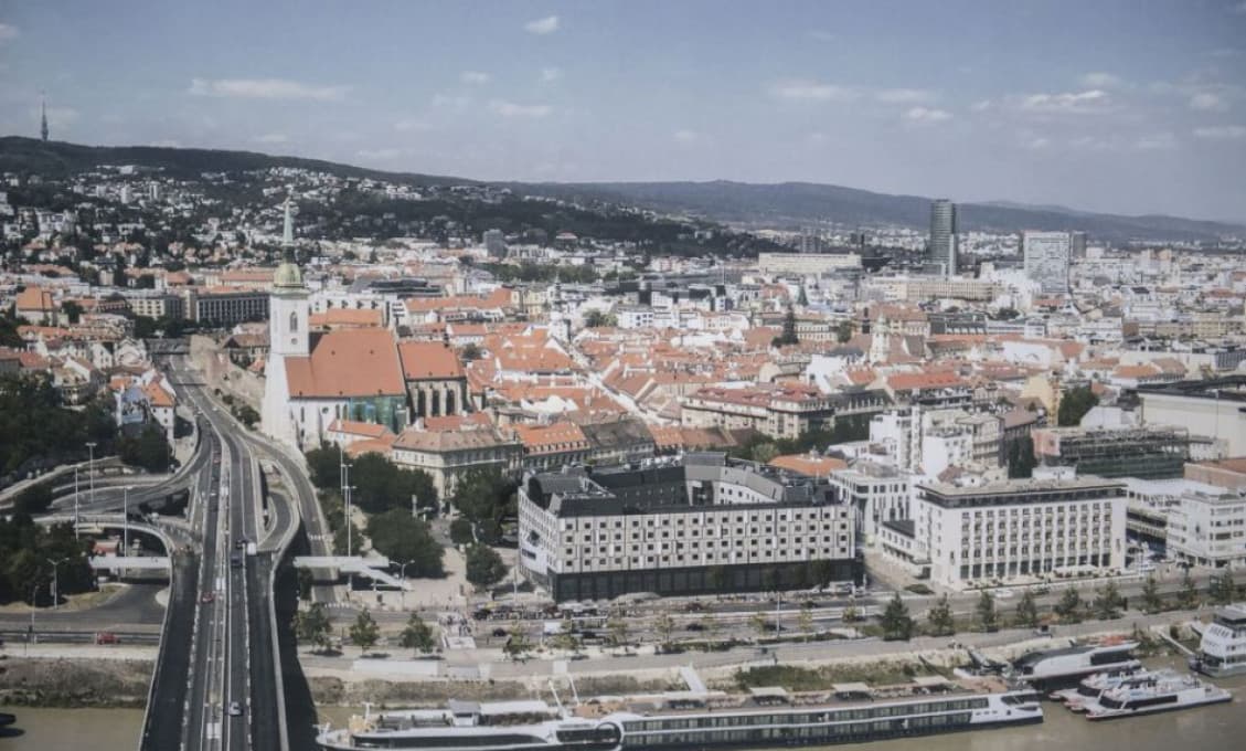 Protest pri Prezidentskom paláci pokračuje, polícia prijala "adekvátne opatrenia"