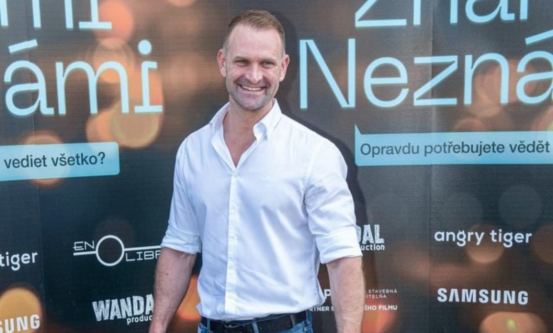 Maštalír svojim spevom ohúril fanúšičky. Odborníci mu však odkazujú, aby radšej ostal pri herectve