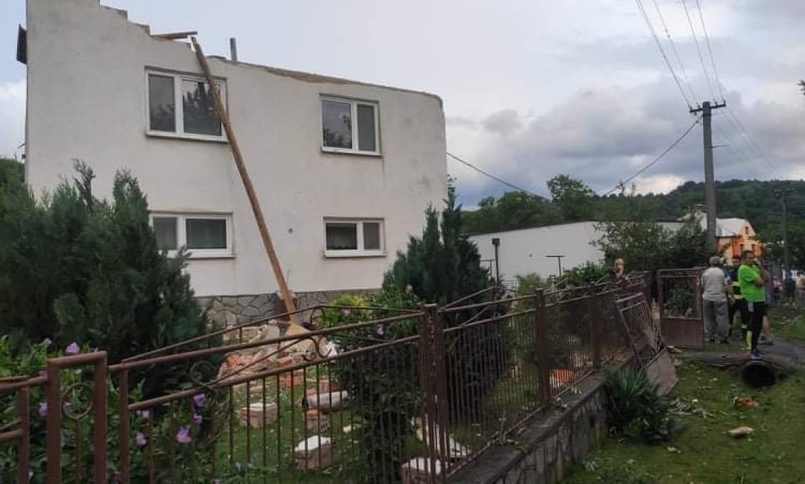 Obcou Petkovce sa prehnalo tornádo, na mieste zasahujú hasiči