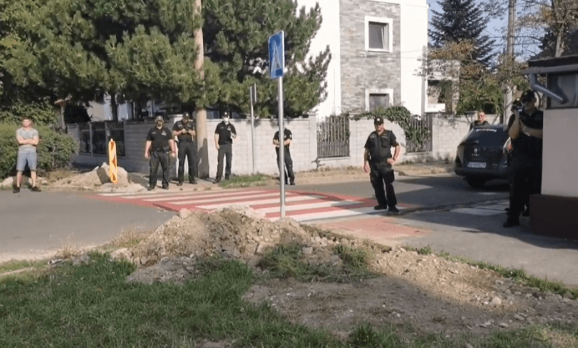 Protest pred domom lekára Petra Sabaku. Infektológ neprišiel, zato policajtov bolo dvakrát viac ako ľudí (VIDEO)