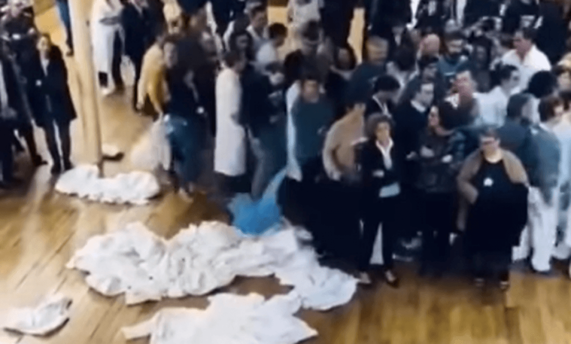 Francúzski zdravotníci, učitelia a hasiči podávajú kvôli povinnému očkovaniu hromadné výpovede (VIDEO)