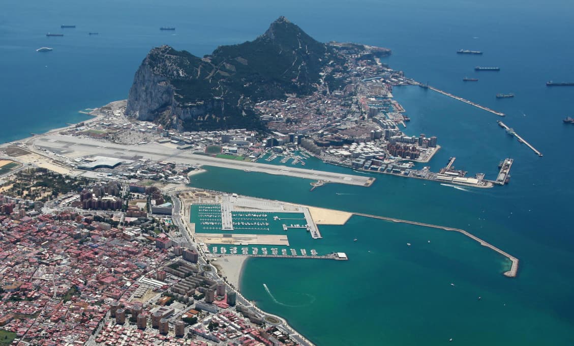 Žiadna sloboda pre očkovaných: "Očkovací zázrak" Gibraltár sa vrátil k obmedzeniam