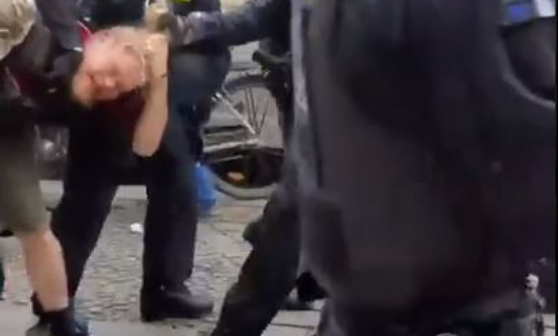 Protikoronové demonštrácie plné policajnej brutality v Berlíne (VIDEO)