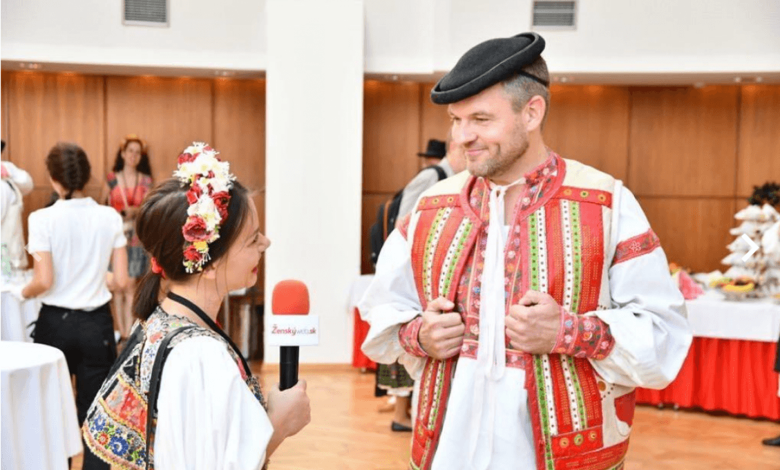 Politici v krojoch: Vyretušovaná Čaputová, Gašparovič s valaškou a... AHA na Sulíka!