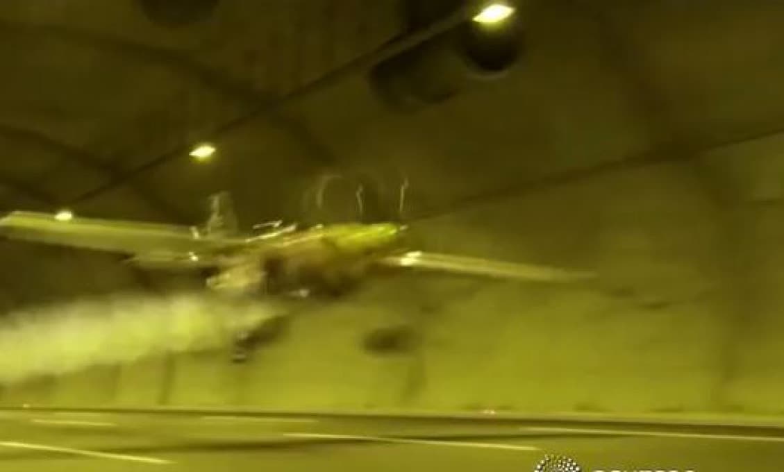 „Adrenalínový“ pilot preletel dvoma tunelovými rúrami, obklopený betónovými stenami, rýchlosťou 245 km/h, sotva meter nad zemou (VIDEO)