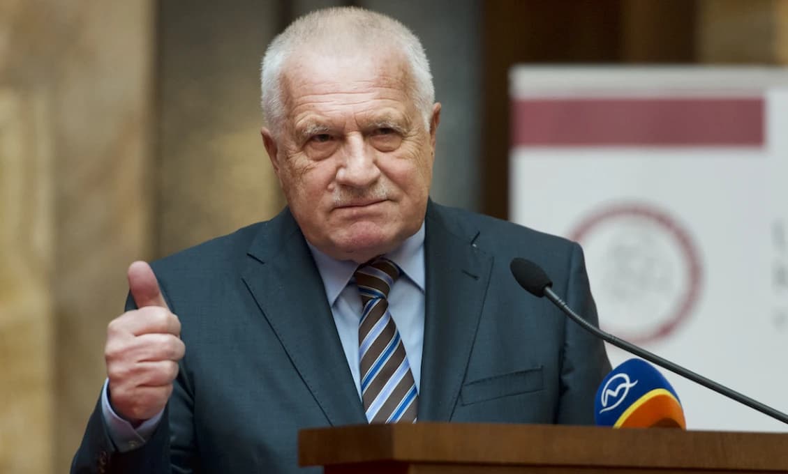Exprezidenta Klausa pustili z nemocnice, predtým mal "šialene vysoký tlak"