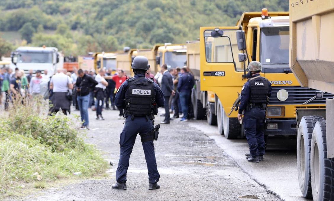 Srbské jednotky na hraniciach s Kosovom sú v pohotovosti; situácia je napätá