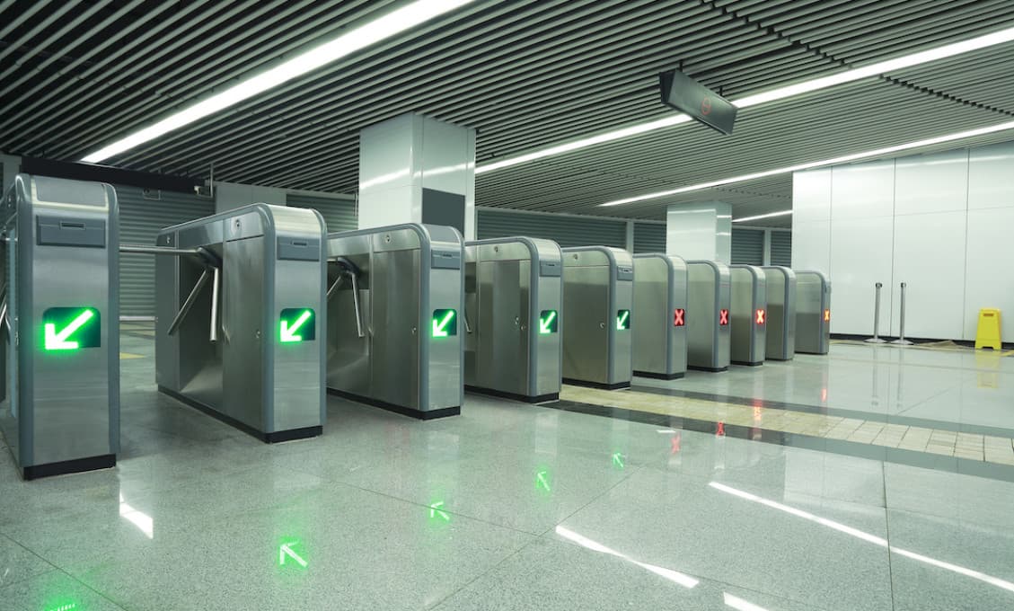 Porucha elektronických brán spôsobila chaos na letiskách a staniciach