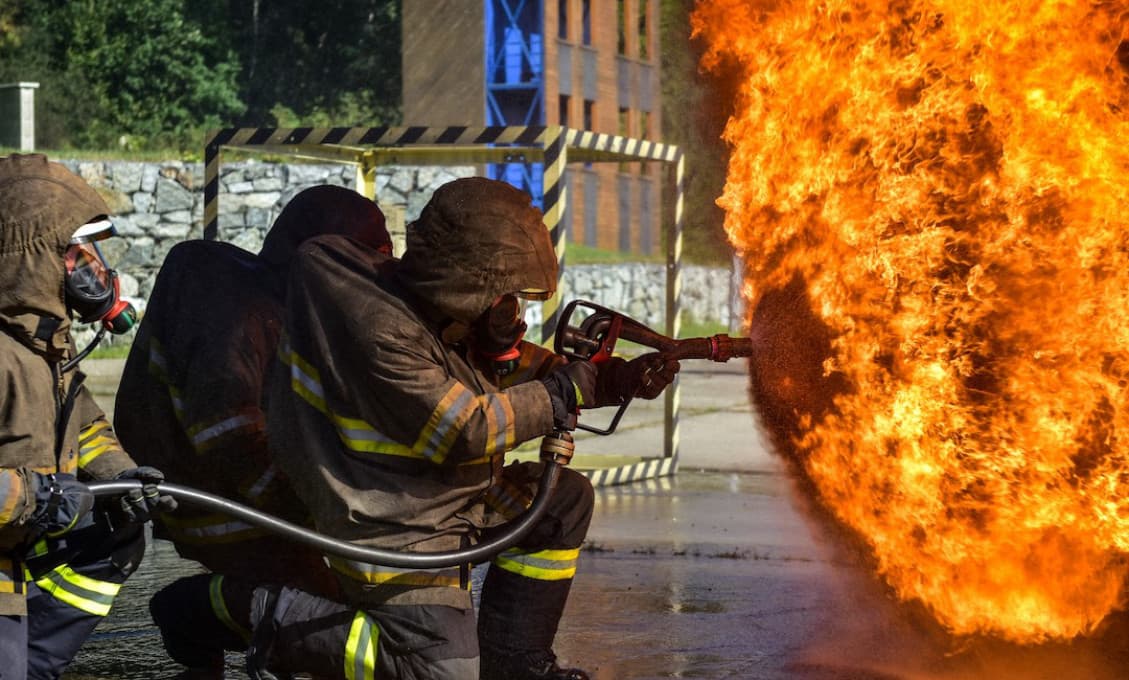 Hasiči naďalej zasahujú pri požiari plastového odpadu v Trebišove