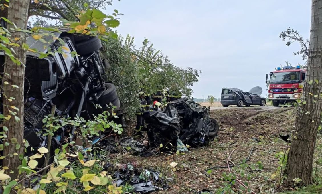 Hrôza na ceste: Zrážku s kamiónom neprežili štyria mladí muži smerujúci ráno do práce