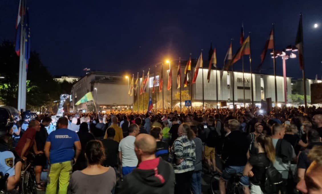 Vodné delá na nich! Slovinská polícia rozháňala demonštrantov proti covid opatreniam (VIDEO)