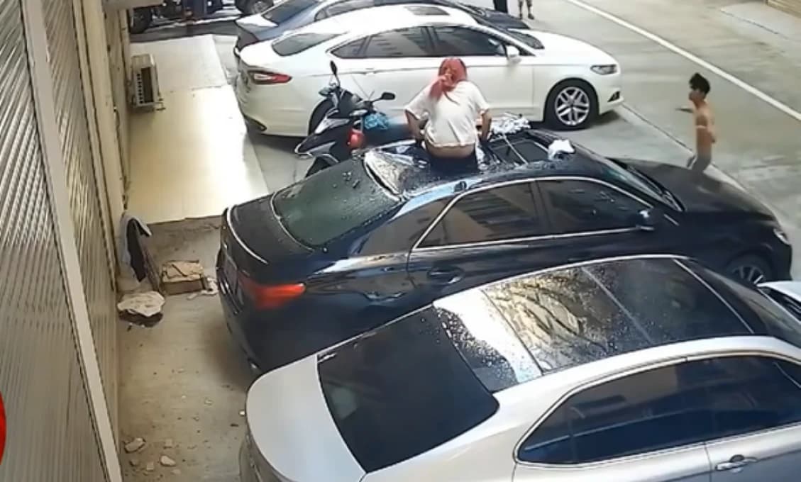 Šialené: Polonahá žena vypadla pri sexe z balkóna! (VIDEO)