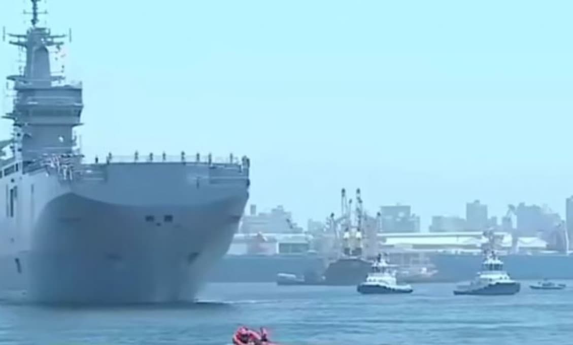 Na pozíciu vlajkovej lode Čiernomorskej flotily mieri impozantný obojživelník (Video)