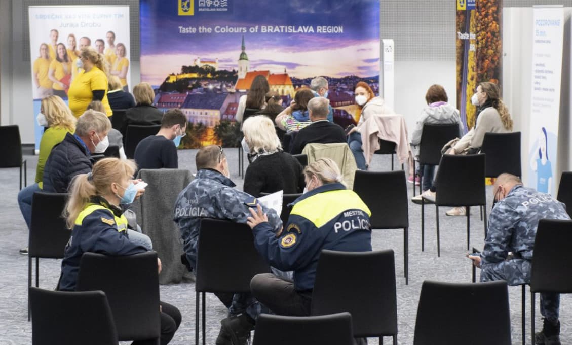ŠÚKL eviduje 8 733 negatívnych účinkov vakcín. O tretiu dávku prejavilo zatiaľ záujem len 149 ľudí