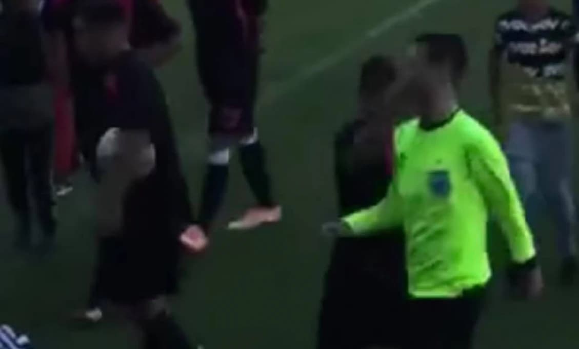 Mladý futbalista zbil rozhodcu do krvi! (VIDEO)