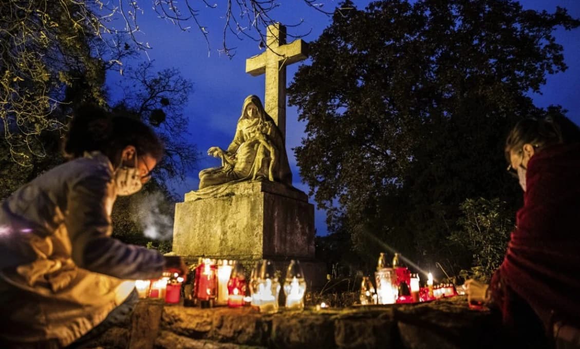 Kto zapáli viac ako 10 tisíc sviečok pred úradom vlády dnes?
