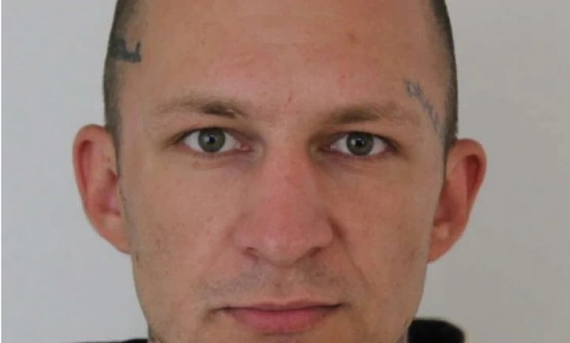 Pozor! Na úteku pred políciou je ozbrojený lúpežník