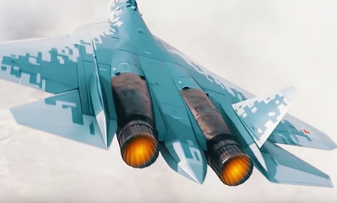 Ruská stíhačka Su-57 sa pred očami vydesených generálov NATO mení na strategický bombardér