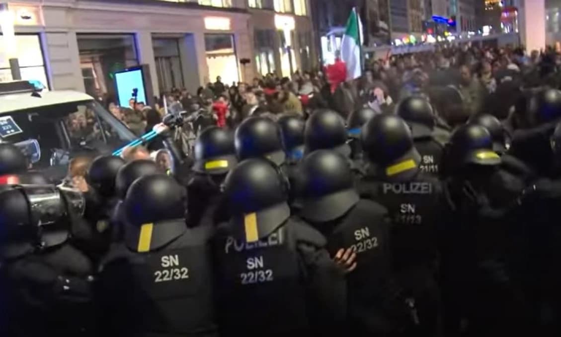 Masívny protest proti vládnym koronovým opatreniam v Lipsku. Ostrý zásah polície... a veľa zranených (VIDEO a FOTO)