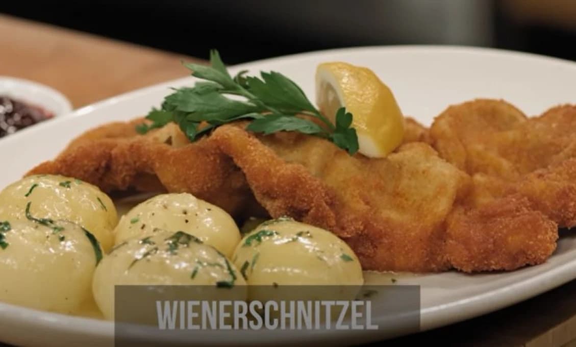 "Šniclová panika" v Rakúsku - dlhé rady pred očkovacími centrami. Ľudia nechcú prísť o svoj obľúbený Wiener Schnitzel