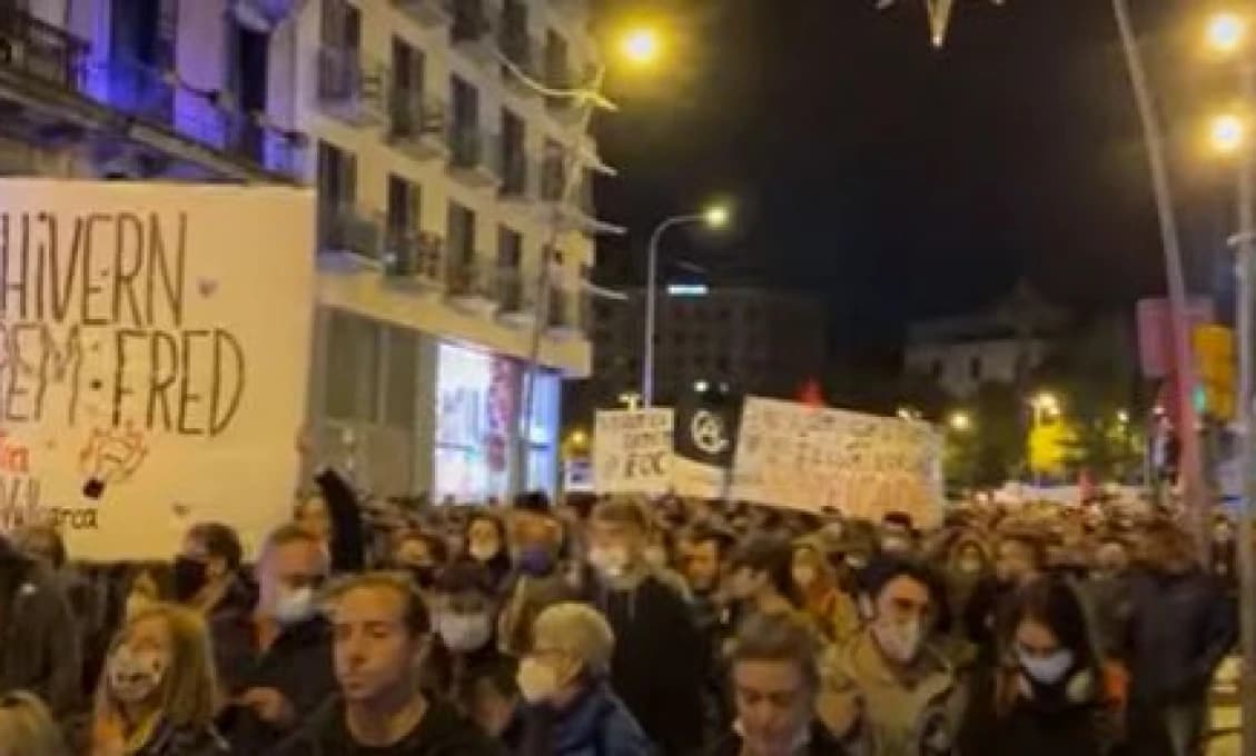 „Stop podvodom s elektrinou!“ Vysoké ceny elektriny vyhnali Španielov do ulíc (VIDEO)
