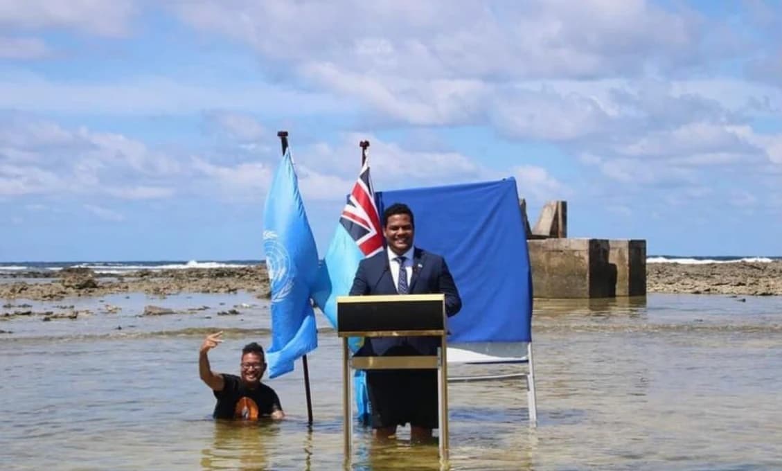 Aj takto sa dá upozorniť na klimatické zmeny! Minister Tuvalu a jeho príhovor v mori! (FOTO)