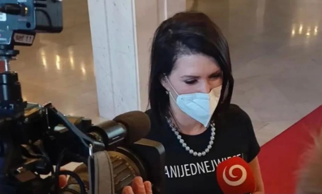 Už nie nohavičky, ale tričko - Cigánikova dnes v parlamente (FOTO)