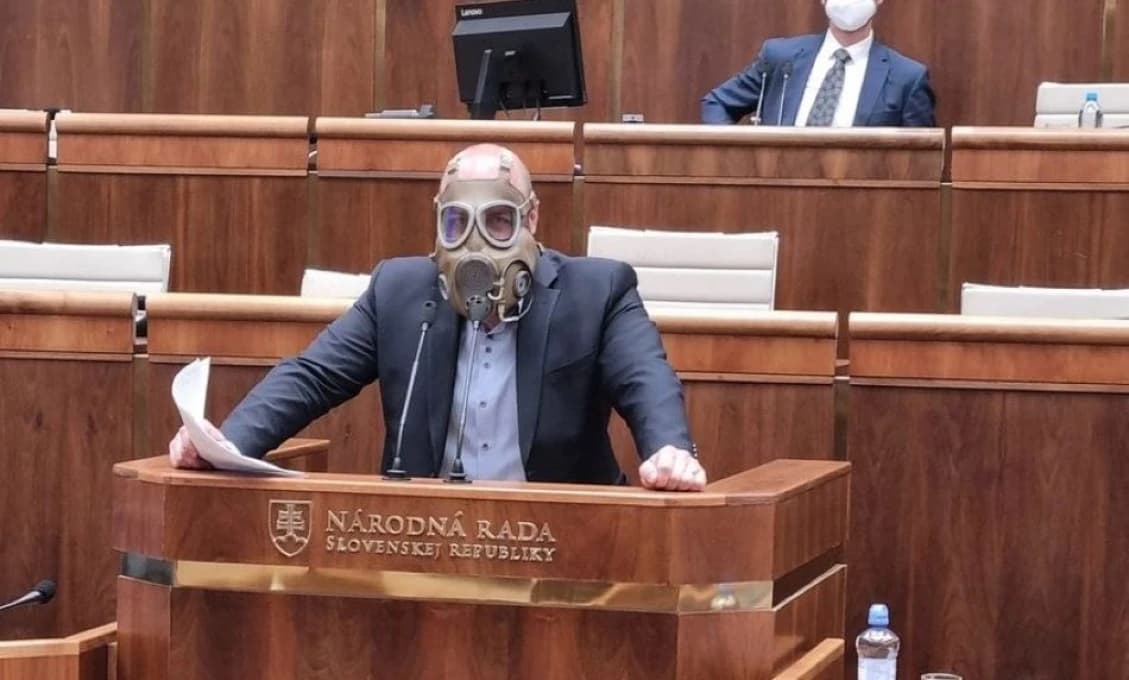 Parlamentná divočina: Poslanec Medvecký vystúpil v plynovej maske!