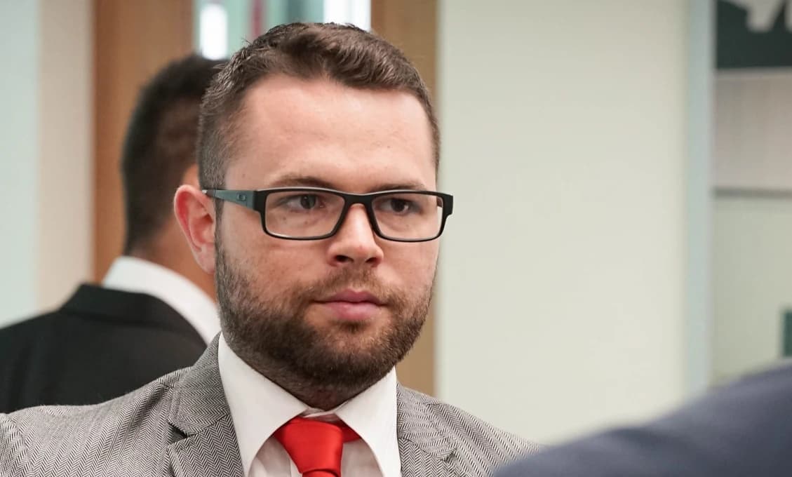 Robert Bestro odkazuje vláde: ODCHOD!
