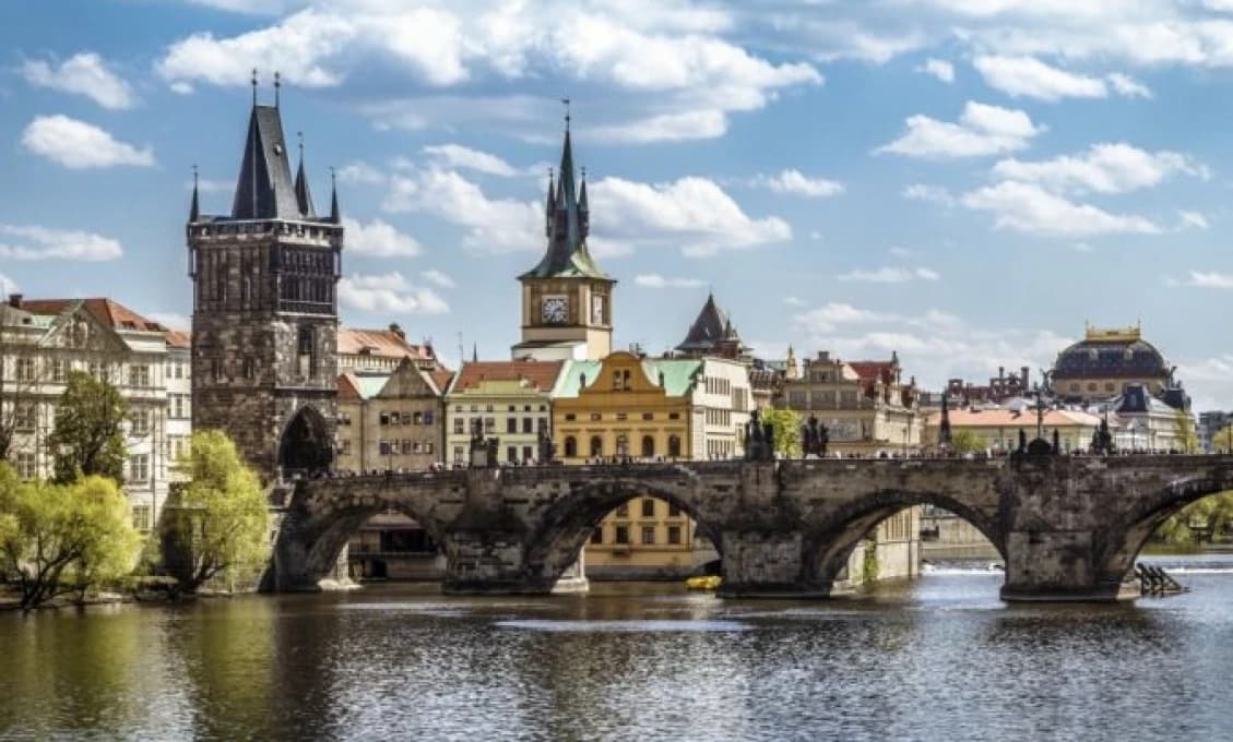 Česko oslavuje 17. november; Babiš kládol kvety ráno, aby sa vyhol demonštrantom
