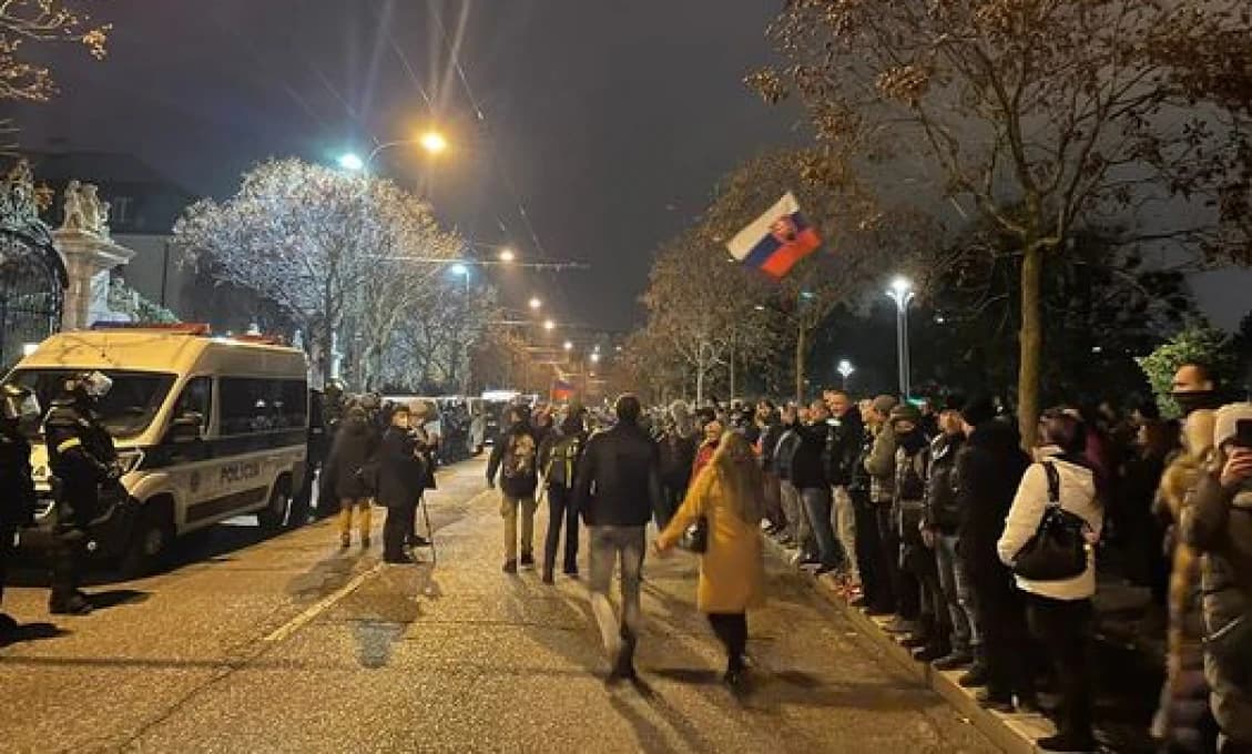 Aktuálne! Protestujúci hodili na policajtov pyrotechniku