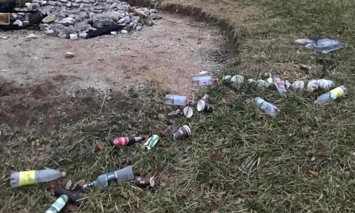 Farmári opustili statok, no nechali po sebe bordel! (FOTO)