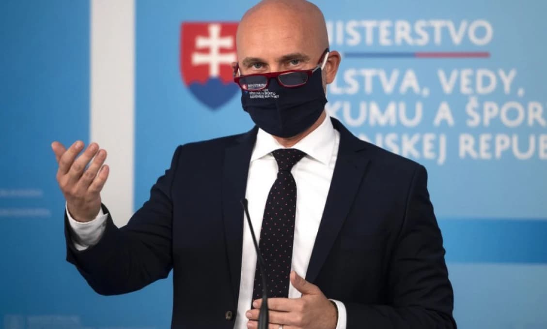 V niektorých okresoch hrozí zatváranie škôl, pripustil Gröhling