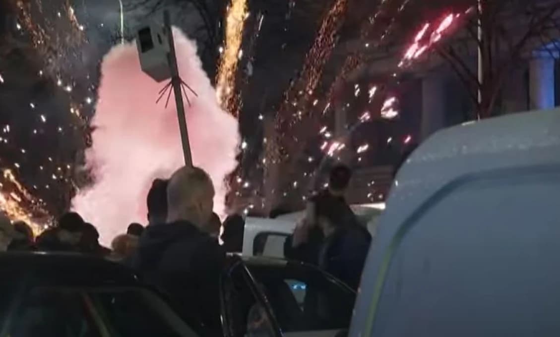 Protesty proti prísnym koronovým opatreniam zatriasli celou Európou