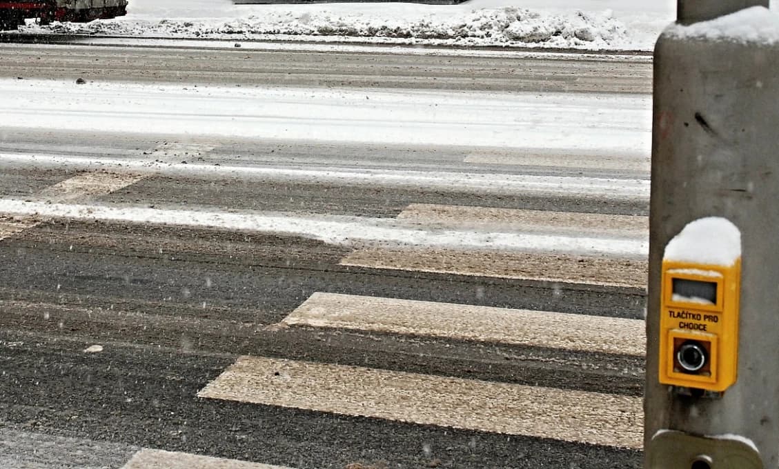 Motoristi a chodci pozor, miestami sa tvorí poľadovica!