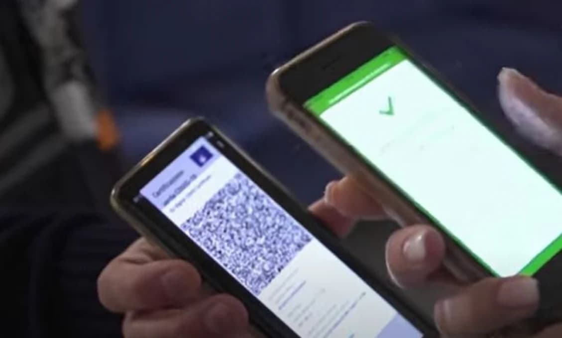 Čierny obchod s falošnými QR kódmi pre digitálny COVID pas. Nemecká polícia vyšetruje vyše 3 000 prípadov