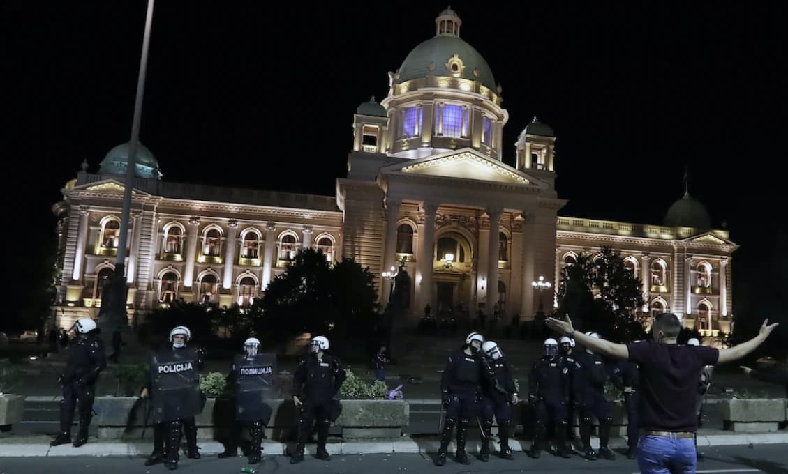 Srbsko: Demonštranti blokovali cesty a mosty, dostali sa do potýčok s políciou