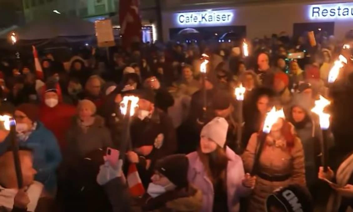 „Nie sme laboratórne myši!“ Tisíce ľudí na obrovskej demonštrácii v Rakúsku za slobodu a proti povinnému očkovaniu (VIDEO))
