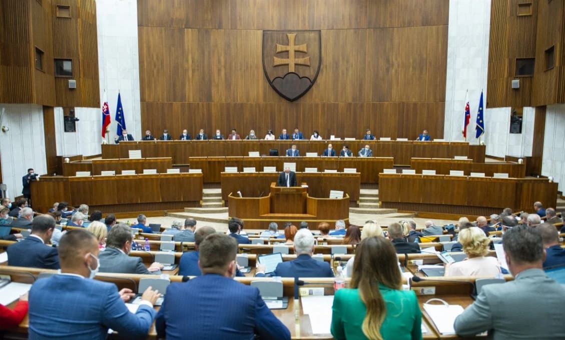 Tvrdé opatrenia síce platia pre Slovákov, ale nie pre poslancov