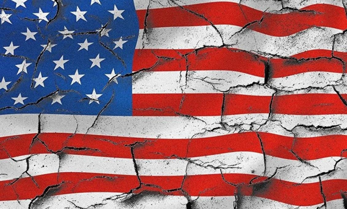 USA: Zbraň, ktorou sa strieľalo na škole v štáte Michigan, kúpil otec útočníka