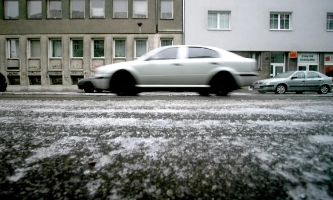 Na západe Slovenska sa môže v sobotu v noci vyskytnúť poľadovica