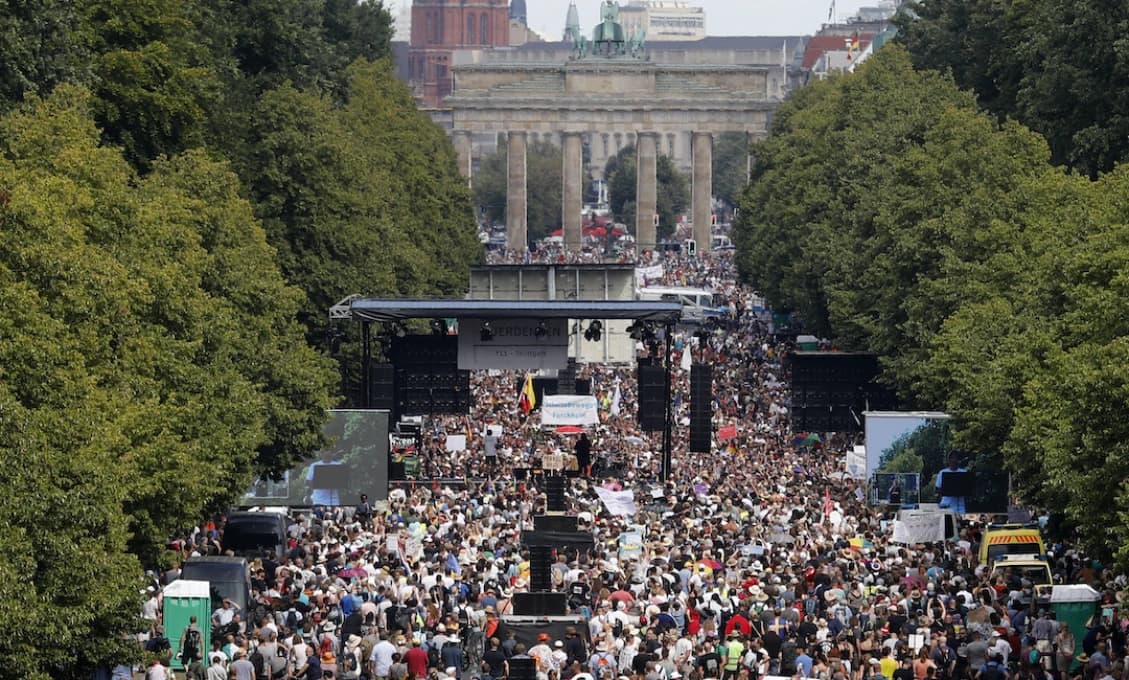 Proti pandemickým opatreniam protestovali ľudia aj v Nemecku a Holandsku