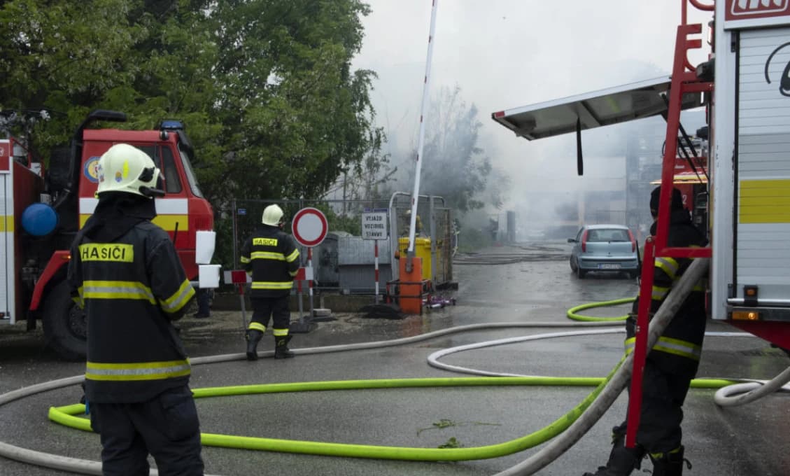 Skutoční hrdinovia! Hasiči zachraňovali v Košiciach pred plameňmi aj psov