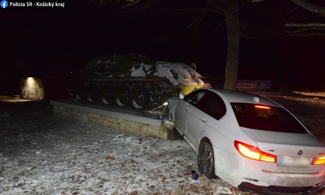 Kuriózna nehoda na Východe: Luxusné auto sa zrazilo s ruským tankom! (FOTO)