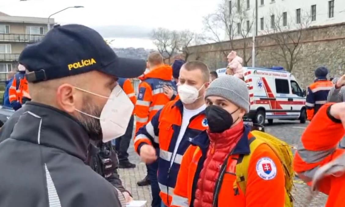 Predstaviteľov záchranárov odviezla spred parlamentu Mikulcova polícia!