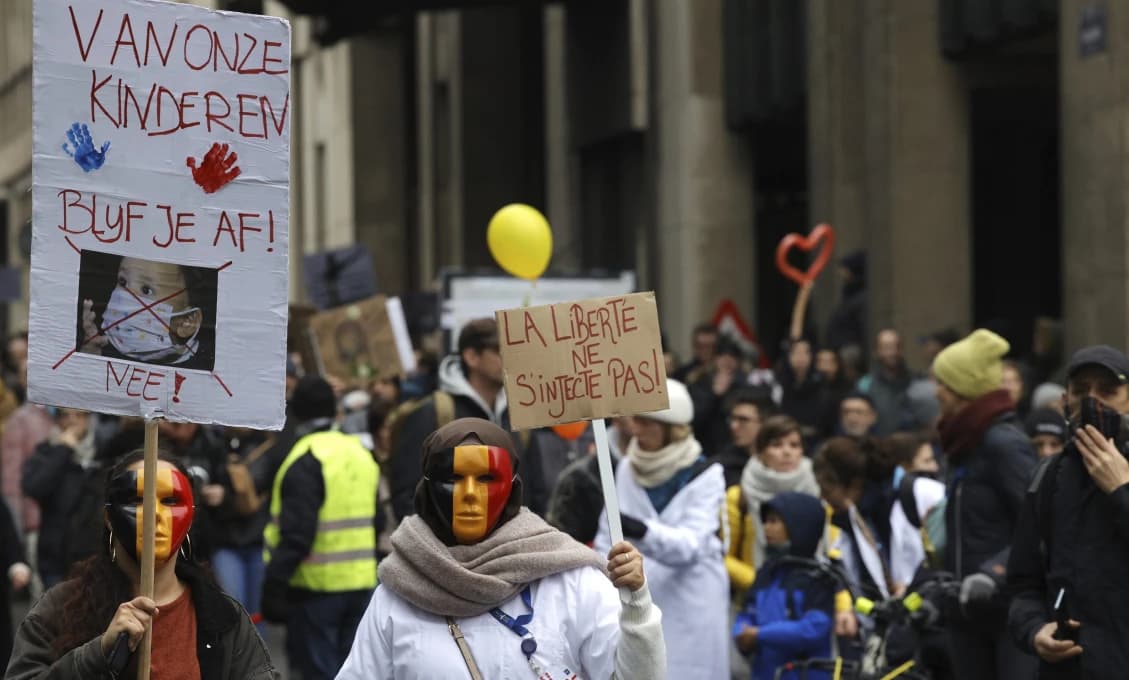 „Dosť je dosť“. V západnej Európe boli opäť rozsiahle protesty proti kovidovým opatreniam
