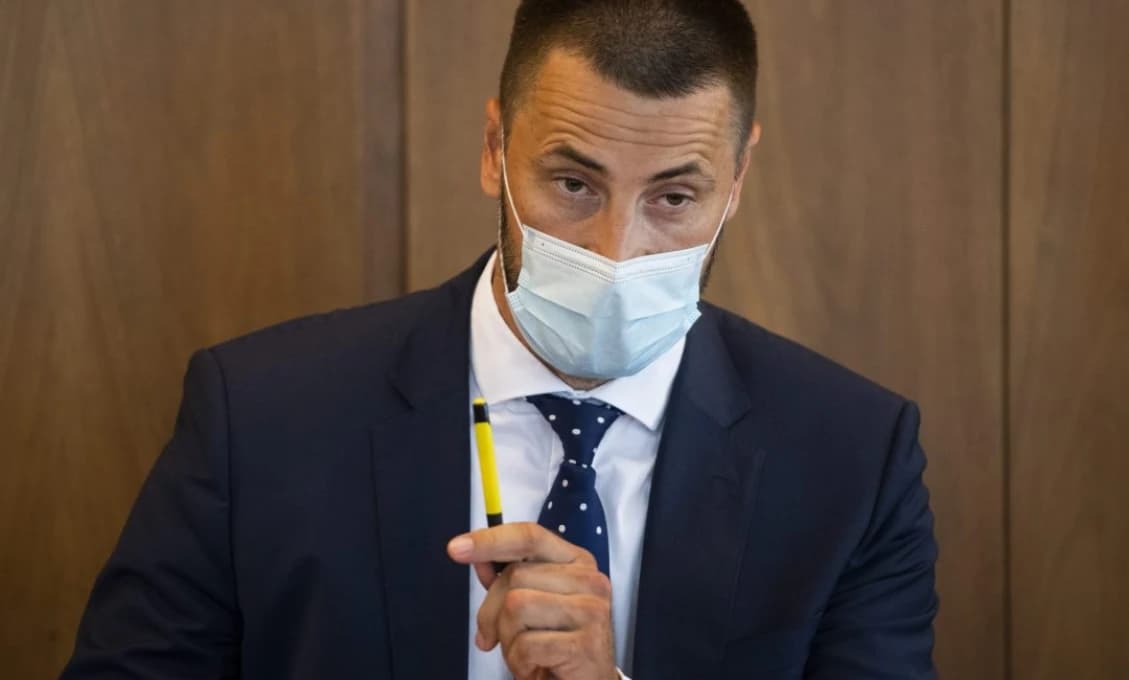 Manipuláciu s informáciami si uvedomuje aj koaličný poslanec